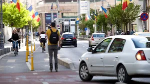 Cursă cu obstacole, cu bicicleta (tot) pe trotuar