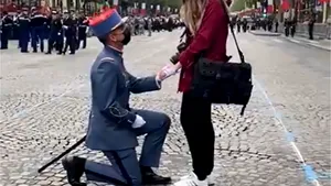 VIDEO Moment inedit pe Champs-Elysees, la parada de Ziua Naţională a Franţei. Un militar francez şi-a cerut prietena în căsătorie. Macron i-a felicitat pe cei doi