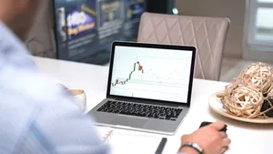 Marketingul în era AI generative: cum îți adaptezi strategia pentru a rămâne vizibil în fața algoritmilor (P)