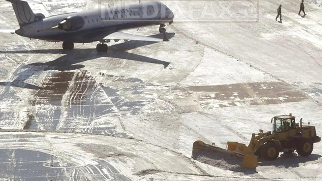 Cursele de pe Aeroportul Henri Coandă au întârzieri de până la o oră, din cauza degivrării 