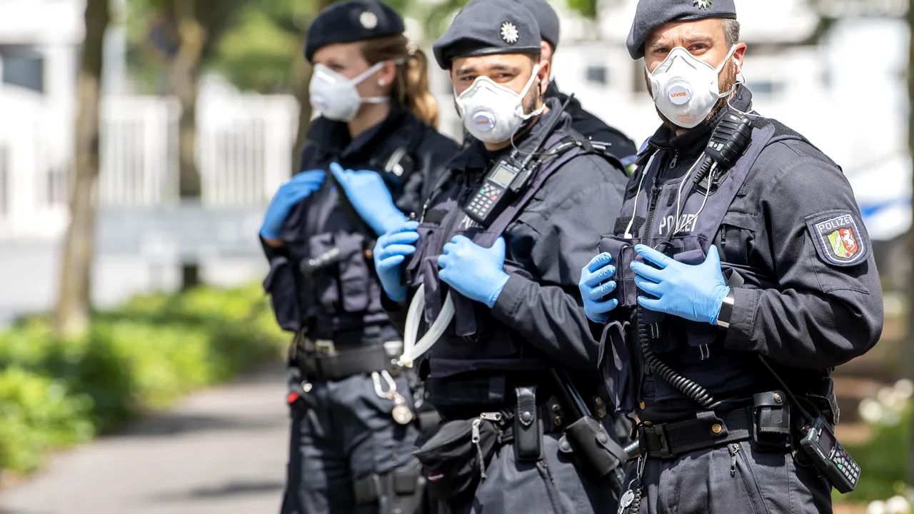 Revoltă la un bloc turn unde sunt carantinaţi cetăţeni români în Germania. Poliţia a trimis întăriri