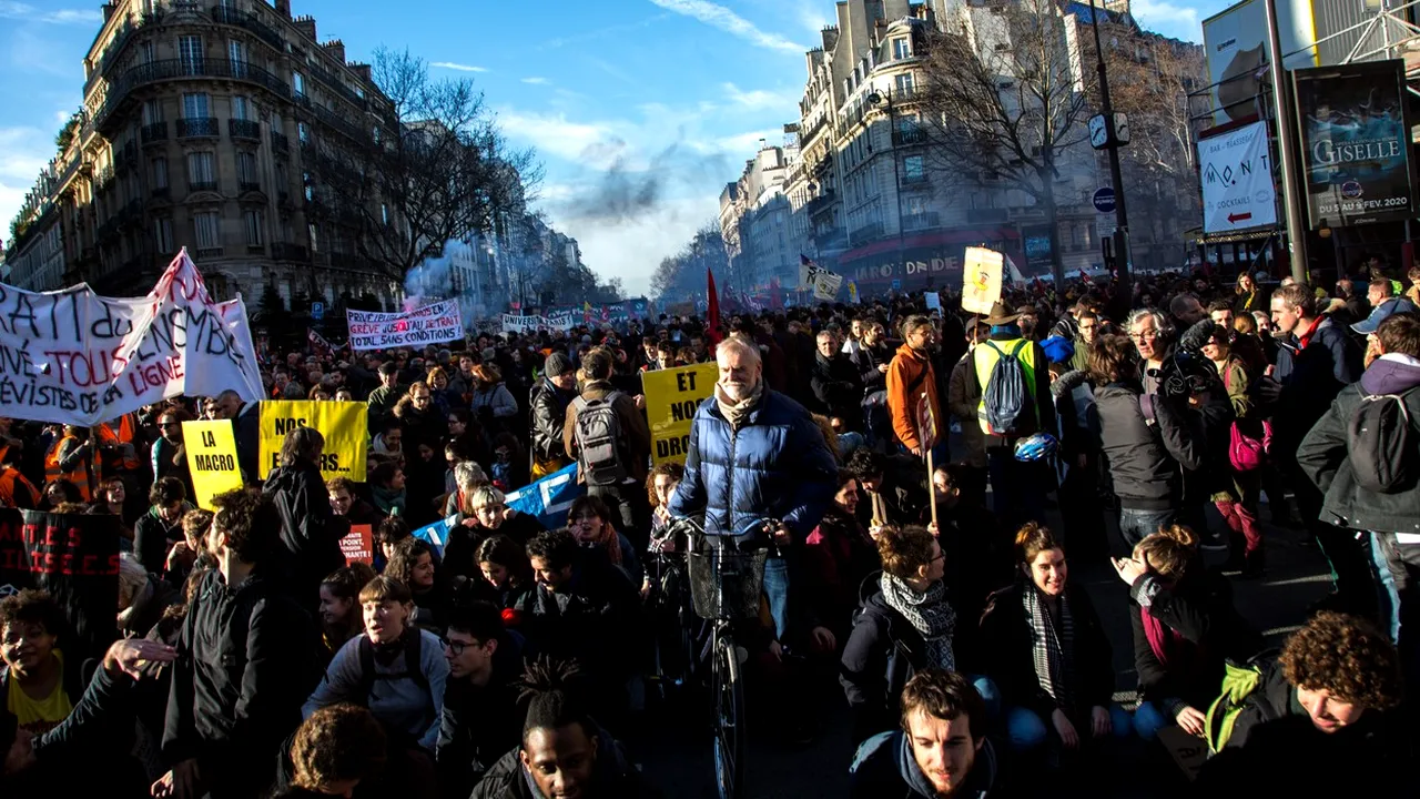 Noi proteste în Franţa, faţă de reforma pensiilor: Aproape 200.000 de persoane au ieşit în stradă. 11 oameni, arestaţi. VIDEO