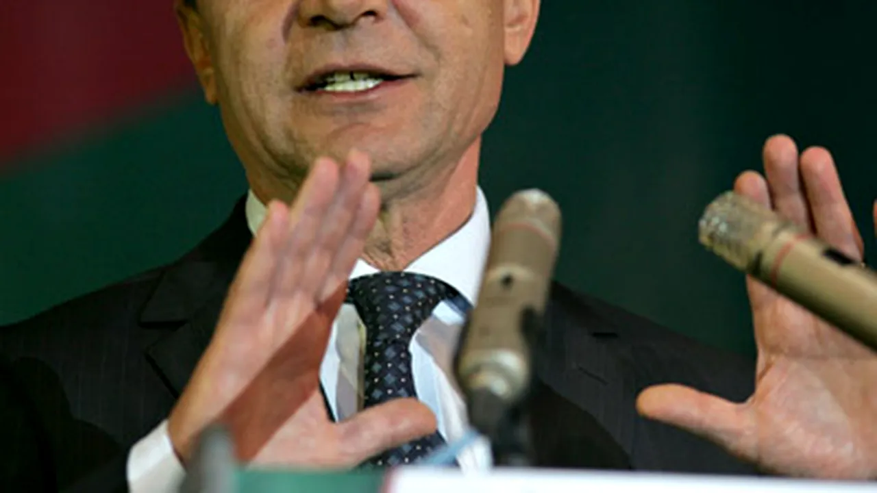 Băsescu felicită premierul şi Guvernul pentru că îşi asumă răspunderea pe legea educaţiei