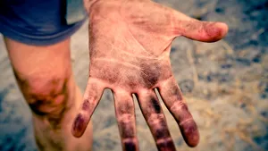 Un bărbat şi-a TĂIAT un deget după ce a realizat că a votat cu cine nu trebuia. Imaginile cu el au devenit VIRALE | FOTO, VIDEO