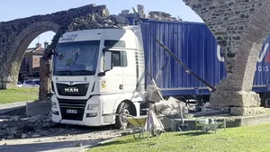 Apeduct istoric din Spania distrus de un român: Cum a reușit șoferul să intre cu TIR-ul în emblematicul monument