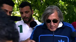 Filmul INTERVENŢIEI Poliţiei în cazul Ilie Năstase. Cum au procedat poliţiştii pentru a-l opri pe fostul tenismen, care plecase de pe loc fără acceptul lor