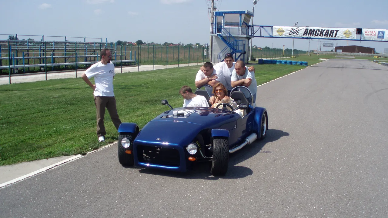 Un roadster realizat de patru studenţi din Iaşi, prezentat la 