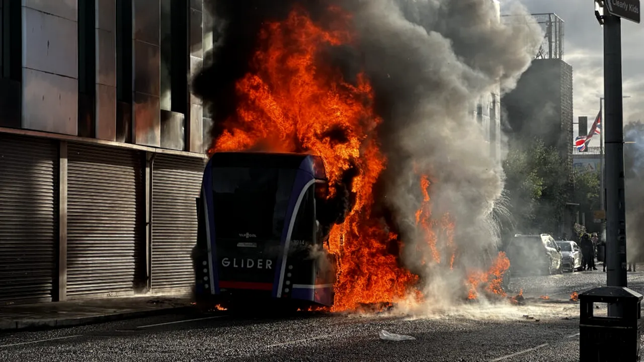 Violențe anti-imigrație la Belfast după un atac cu cuțitul comis de un cetățean sudanez. Sute de manifestanți mascați au incendiat case și mașini. Reacția Ambasadei României