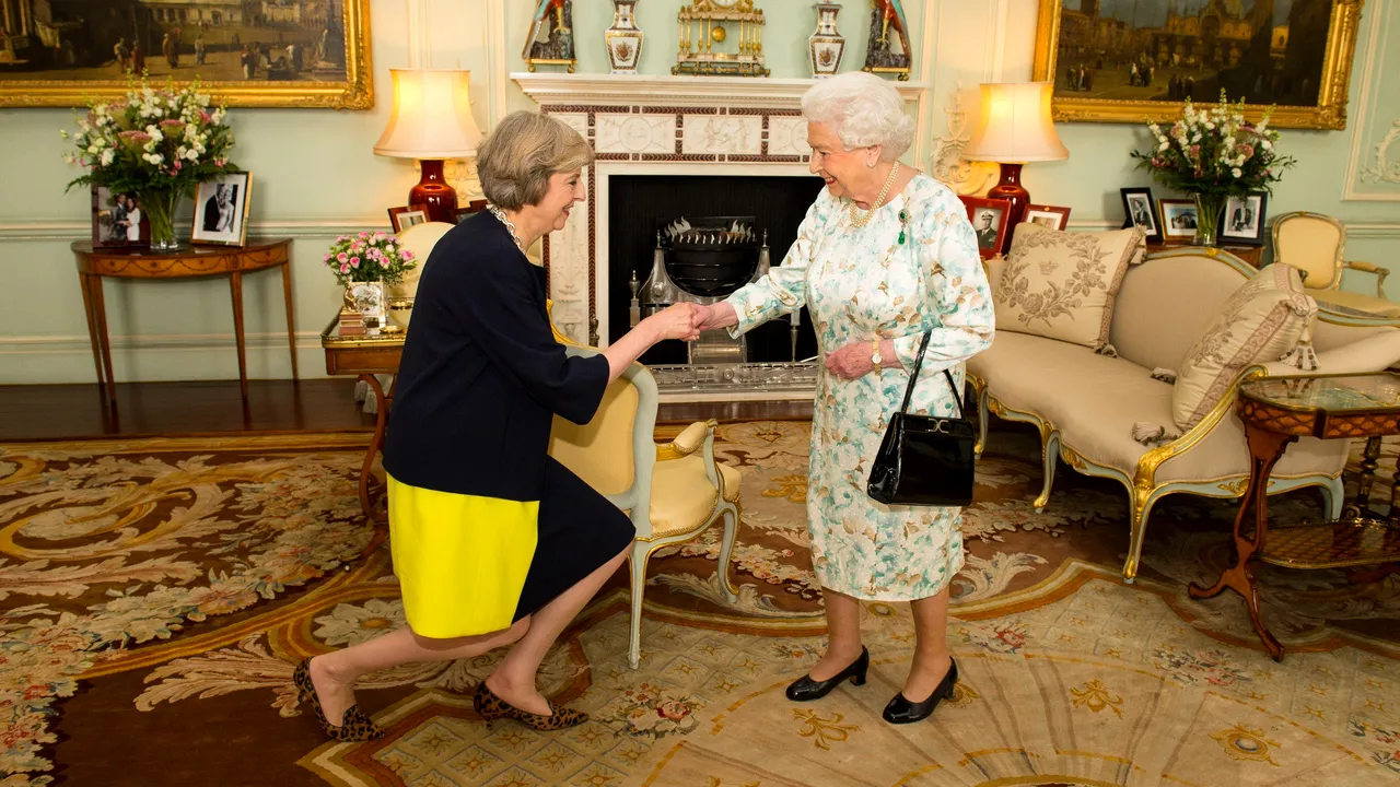 David Cameron şi-a depus demisia în faţa Reginei. Theresa May a primit sarcina formării Guvernului britanic şi promite să construiască 
