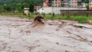 Momentul dramatic în care o casă se prăbuşeşte din cauza inundaţiilor, în Delhi VIDEO
