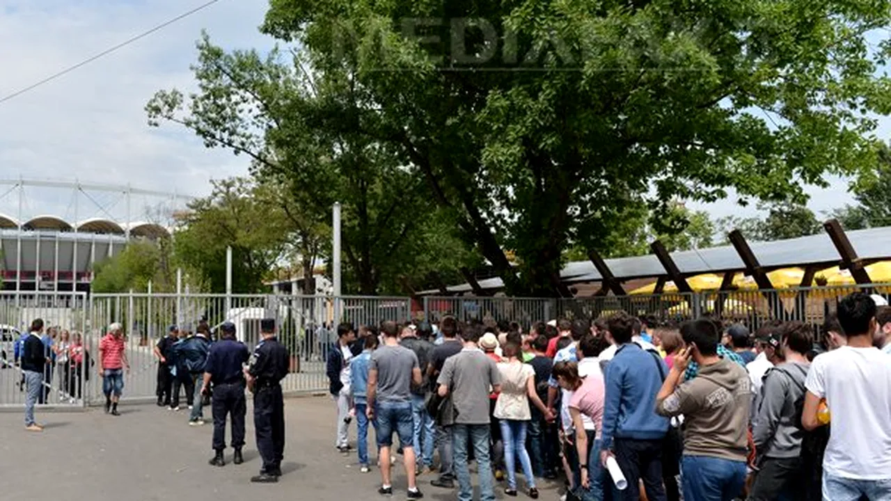 Mii de suporteri fără bilet au intrat în parcul de la Arena Naţională. Jandarmeria: Mircea Sandu a decis să se permită accesul suporterilor