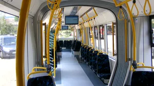 Craiova: Tramvai modernizat, blocat pe şine la prima cursă