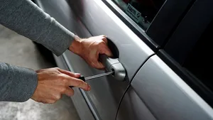 Se înmuţesc cazurile cu minori care sparg maşini. Patru adolescenţi din Vrancea, prinşi după ce au spart 18 automobile într-o săptămână