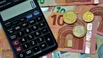 Studiu: Problemele financiare persistente pot accelera îmbătrânirea creierului