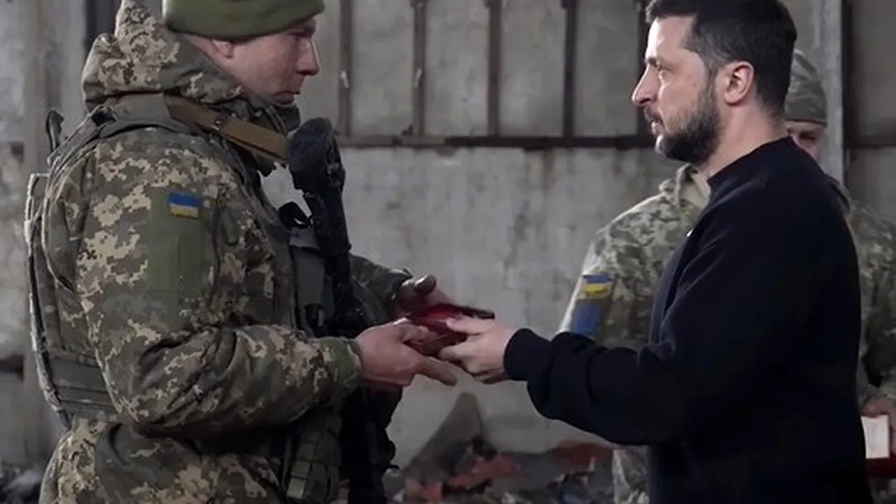 Războiul din Ucraina, ziua 392. Zelensky, vizită pe frontul din regiunea Doneţk /  Cel puţin 14 morţi în ultimele bombardamente / Armata ucraineană a respins 114 atacuri ale ruşilor / Statele Unite impun noi sancţiuni aliaţilor Moscovei. Ruşii bombardează Odesa