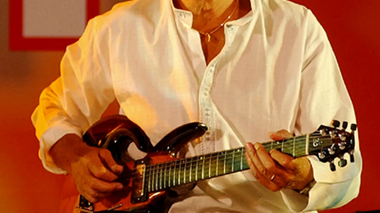 Bucureşti: Sală arhiplină la concertul lui John McLaughlin