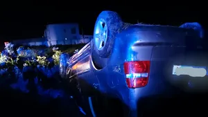 Doi copii şi părinţii lor, răniţi după ce maşina în care se aflau s-a răsturnat