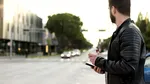 Pietonii riscă amenzi de 75 de euro. Greșeala banală care te poate costa scump