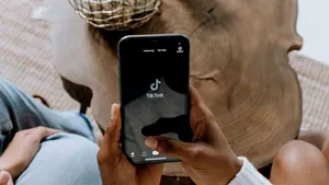 Adolescentă ucisă de tatăl său după ce a refuzat să-și închidă contul TikTok
