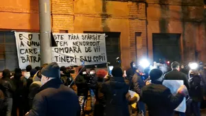 VIDEO Protest în faţa Spitalului Matei Balş. Participanţii cer demisiile lui Iohannis şi Arafat