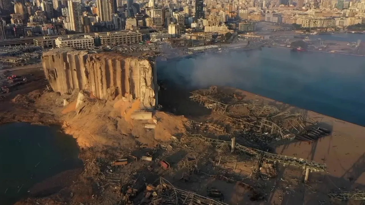 Explozia devastatoare din Beirut. Imagini aeriene filmate azi arată amploarea dezastrului