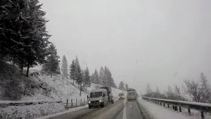 SITUAŢIA DRUMURILOR: Se circulă în condiţii de iarnă în mai multe zone din ţară/ Drumarii au răspândit 12.000 de tone de material antiderapant 