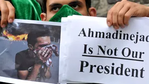 Iran: Un profesor şi un analist apropiaţi de tabăra reformatoare au fost arestaţi