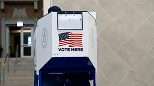 Alerte cu bombă în secţii de votare din SUA. FBI: Par să provină din Rusia