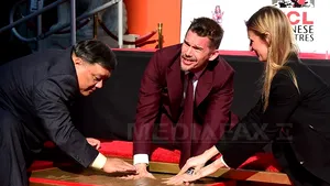Ethan Hawke şi-a lăsat amprentele în cimentul de la Hollywood - FOTO