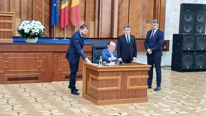 Cîţu şi Ciolacu au uitat disputele politice şi s-au prins în horă, după ce au semnat declaraţia comună cu Chişinăul