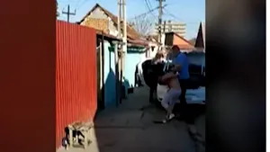 VIDEO. La Arad, mai mulţi petrecăreţi care se distrau în mijlocul străzii au atacat cu lopeţi şi sticle poliţiştii veniţi să-i calmeze