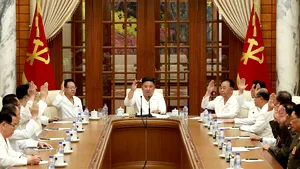 Coreea de Nord a publicat noi imagini cu liderul Kim Jong-un, după ce un oficial sud-coreean a afirmat că dictatorul este în comă