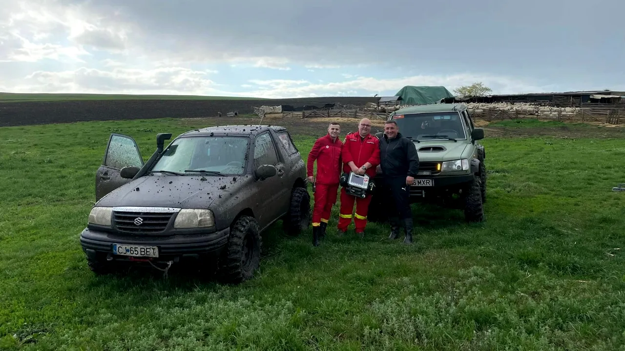 Paramedicii clujeni, 4 ore pe un drum cu noroi, către un bărbat care i-a confundat cu taximetriştii