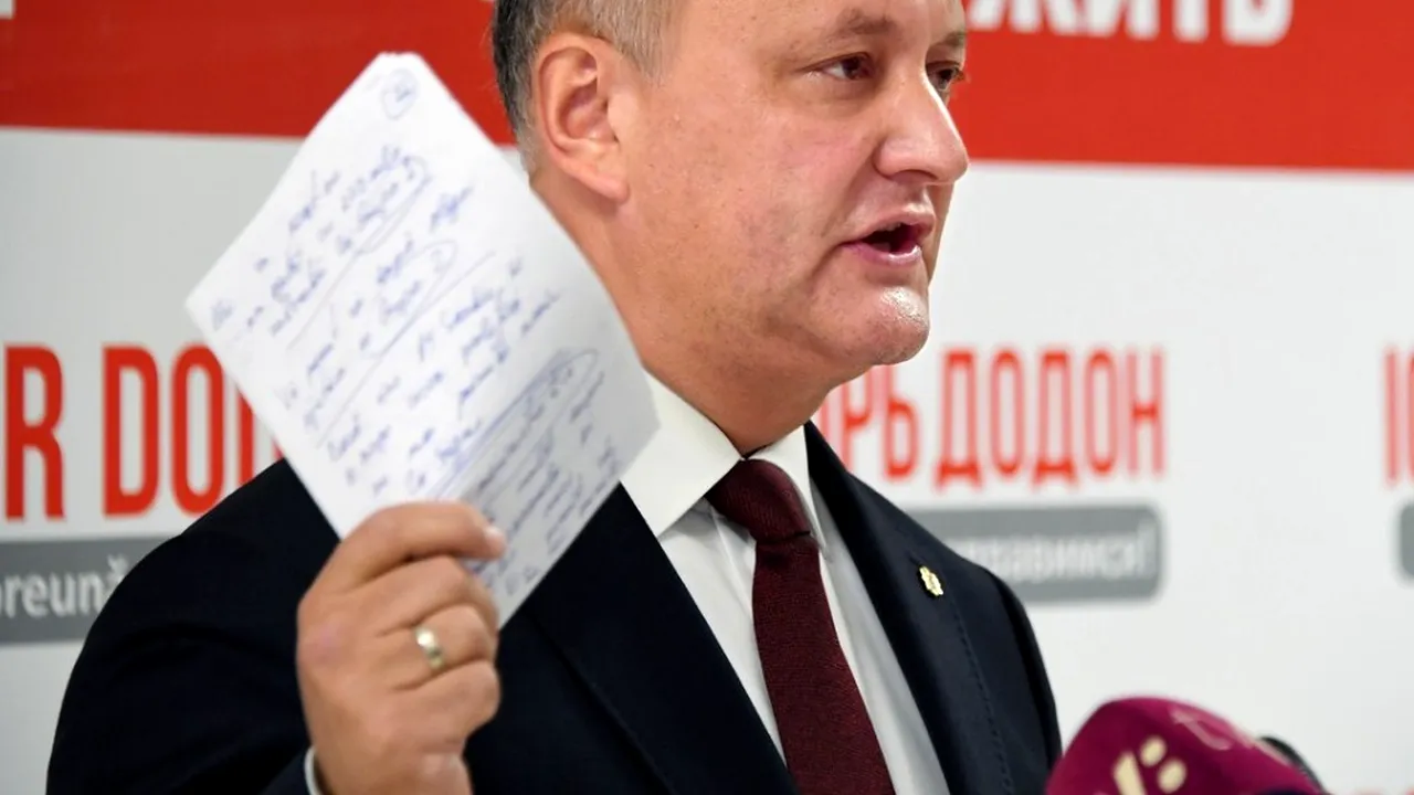 Detalii de la reţinerea fostului preşedinte Igor Dodon: un apropiat a încercat să înghită un document