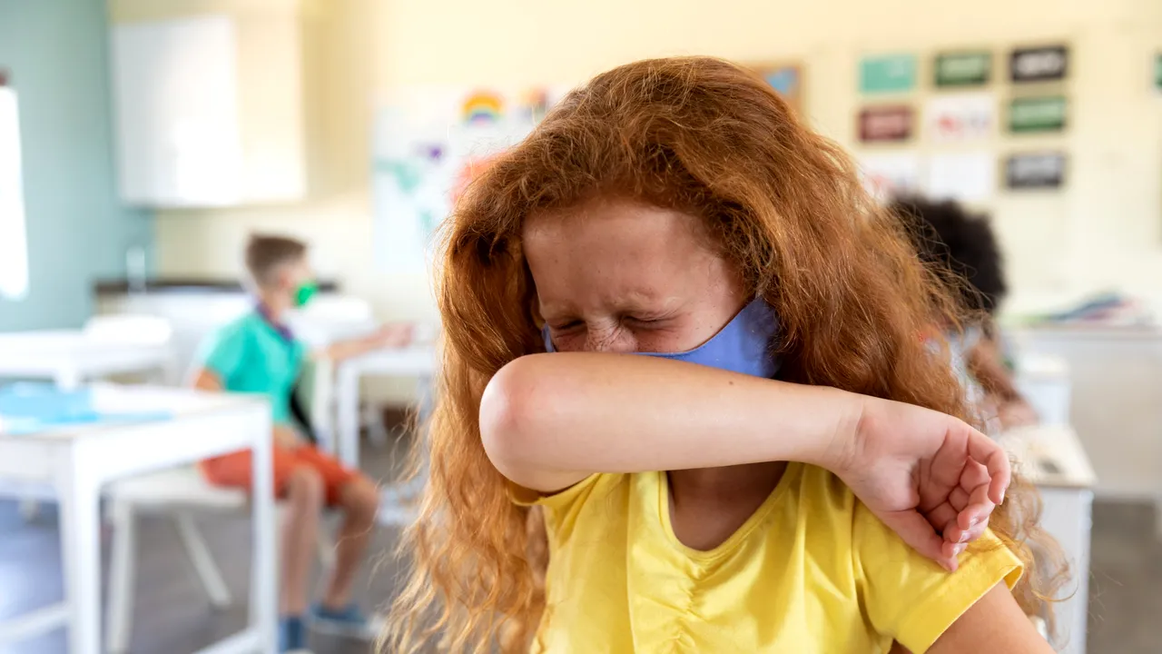 Motivul pentru care nu e bine să înăbuşim un strănut