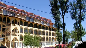 Protest la Mamaia: Doi bărbaţi au ameninţat că se aruncă de pe un hotel, nemulţumiţi de demolarea mansardei