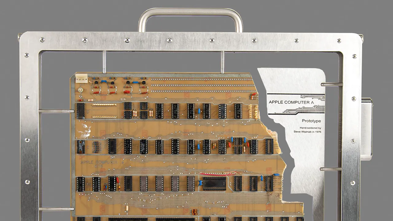Prototipul unui calculator creat în 1976 de Steve Jobs a fost vândut la 700.000 de dolari