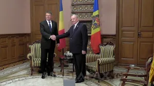 Iohannis, la Chişinău: Obligaţi-i pe politicieni să facă aceleaşi lucruri ca România pentru combaterea corupţiei. România e un partener solid pentru Ucraina şi Moldova
