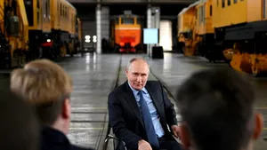 Putin merge prin fabrici şi uzine şi se laudă că-i scade inflaţia