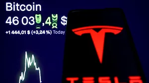 Bitcoin urcă la un nou maxim istoric, după investiţia Tesla
