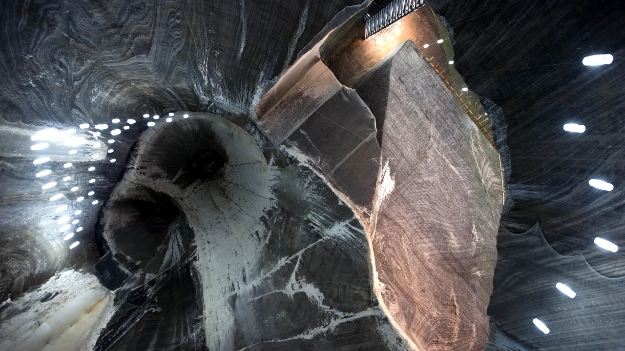 Intervenţie de urgenţă în Salina Turda, după ce câţiva turişti au rămas BLOCAŢI în roata mare. UPDATE: 19 persoane, coborâte în siguranţă de către pompieri