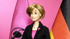 O păpuşă Barbie cu chipul Angelei Merkel, lansată oficial pe piaţă