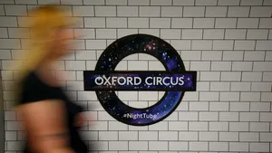Staţia de metrou Oxford Circus din Londra, închisă în urma unei alerte de fum: câteva persoane au ajuns la spital / Pompierii fac cercetări