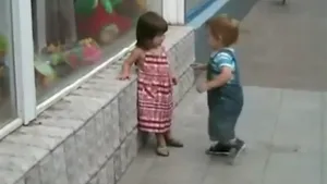 DRAGOSTE DE COPIL: Cum încearcă un băieţel să impresioneze o fetiţă şi care este reacţia ei - VIDEO AMUZANT