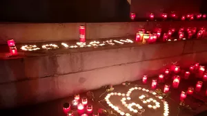 Candele, flori şi rugăciuni, în memoria victimelor de la Colectiv, în Cluj-Napoca, Iaşi şi Sibiu: 