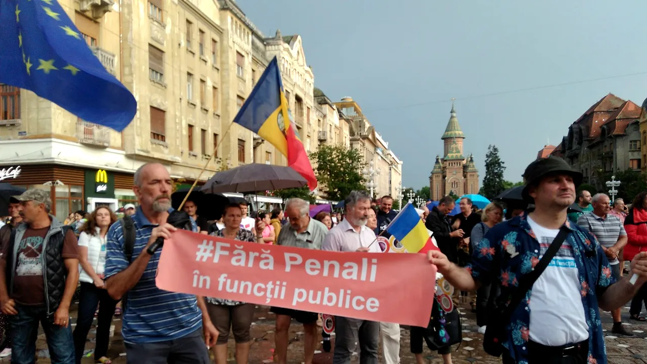 Protest în Timişoara faţă de decizia CCR de revocare a şefei DNA. “Punctul 8 de la Timişoara: Fără comunişti, fără penali”