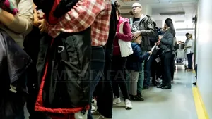 ROMÂNII DONEAZĂ SÂNGE: Mii de voluntari au trecut pragul centrelor de transfuzii din toată ţara. Oamenii au stat la coadă din 