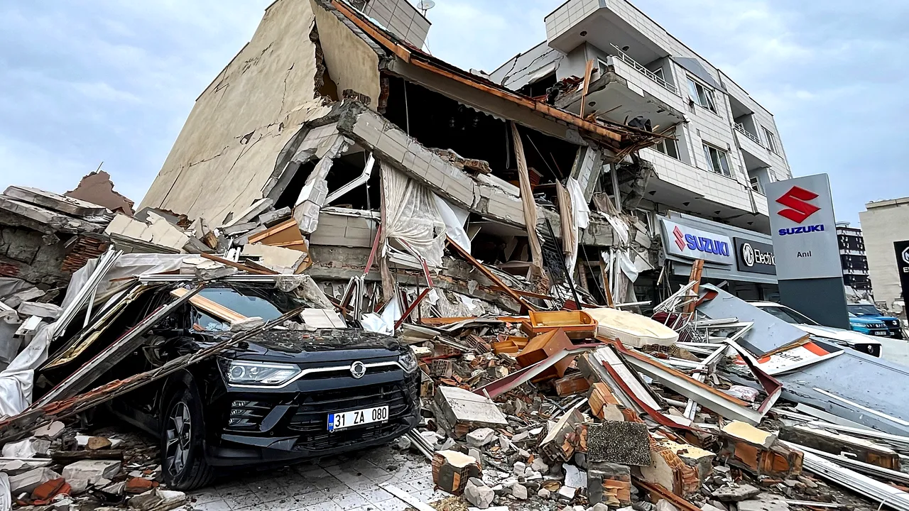 Cutremur Turcia-Siria / Bilanţul deceselor a depăşit 1500 / Salvatorii lucrează printre dărâmăturile clădirilor prăbuşite pentru a găsi supravieţuitori