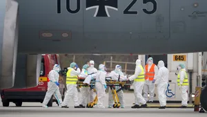 Creşte numărul pacienţilor COVID transferaţi la spitale din Germania. Transportul s-a realizat cu avioane ale forţelor aeriene germane şi române