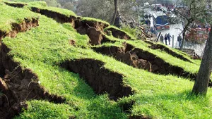 O alunecare de teren s-a produs într-un sat din Vâlcea. Patru gospodării sunt în pericol